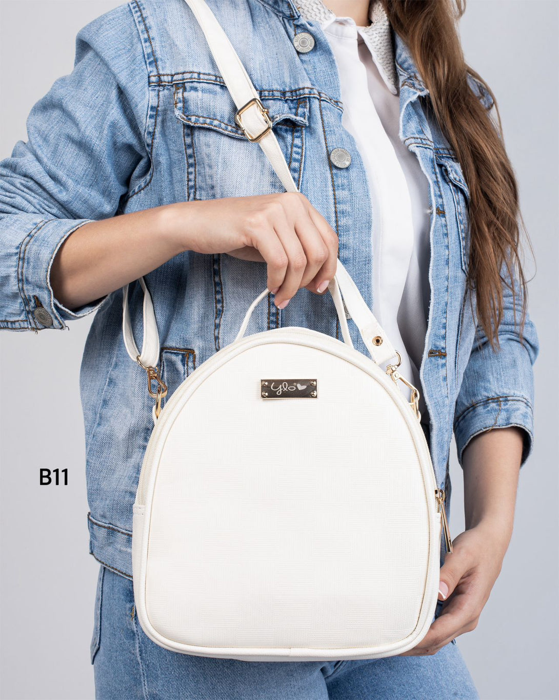 Bolso manos libres, tipo morral en color marfil 