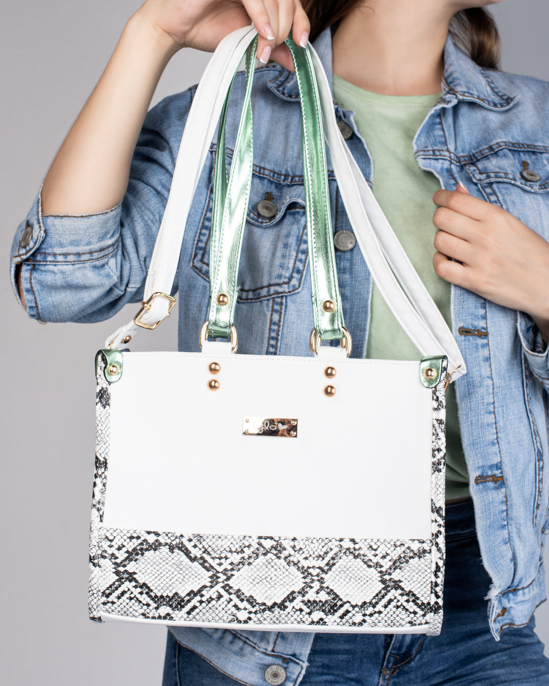 Bolso manos libres color blanco con asa verde metalizado