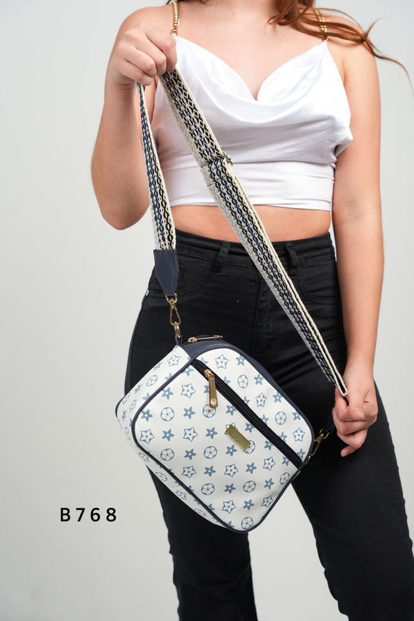 bolso manos libres color blanco con estampados y reata artesanal