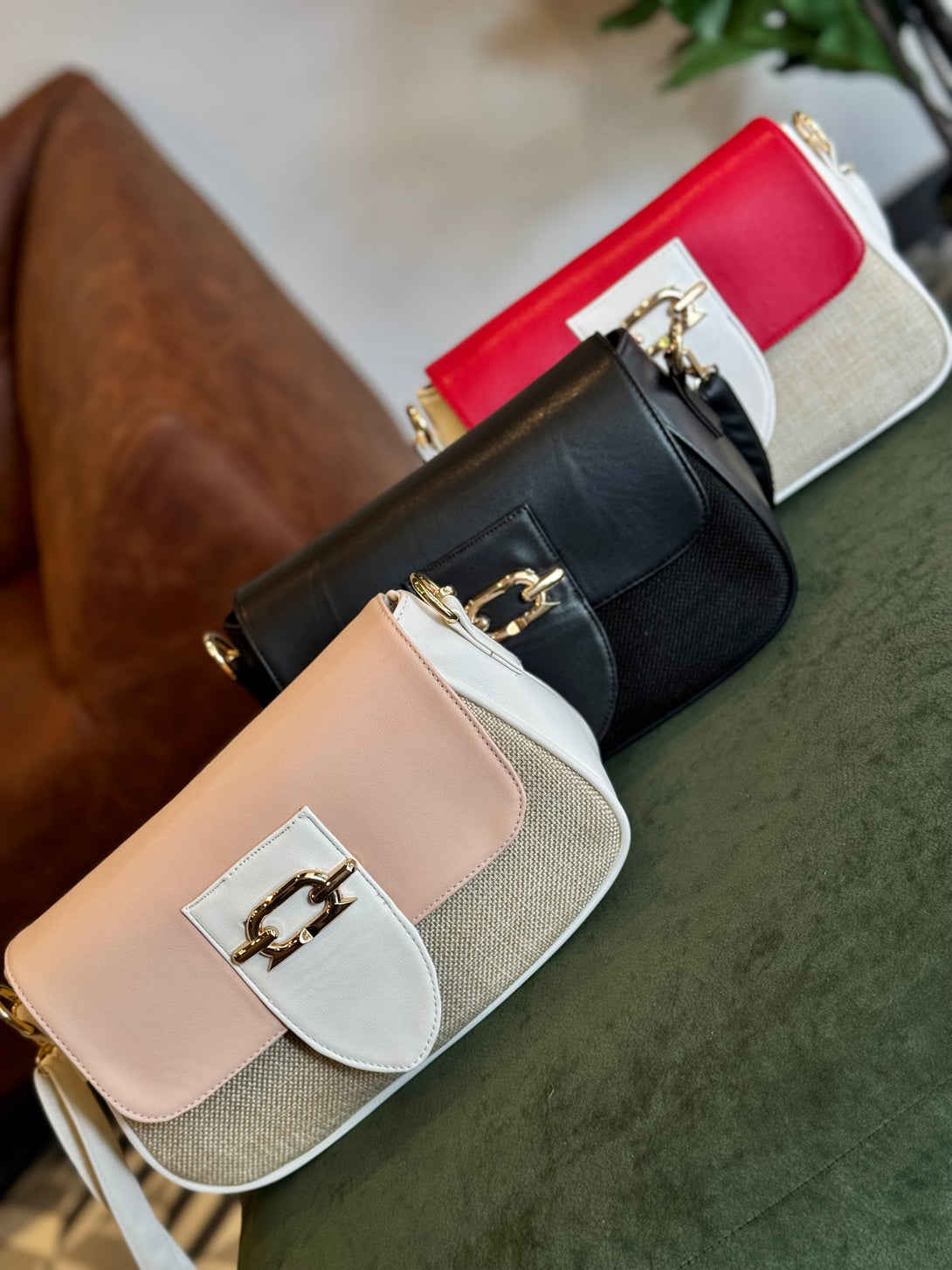 Cartera Manos libres con diseño artesanal, disponible en tres colores. Negro rojo y nude 