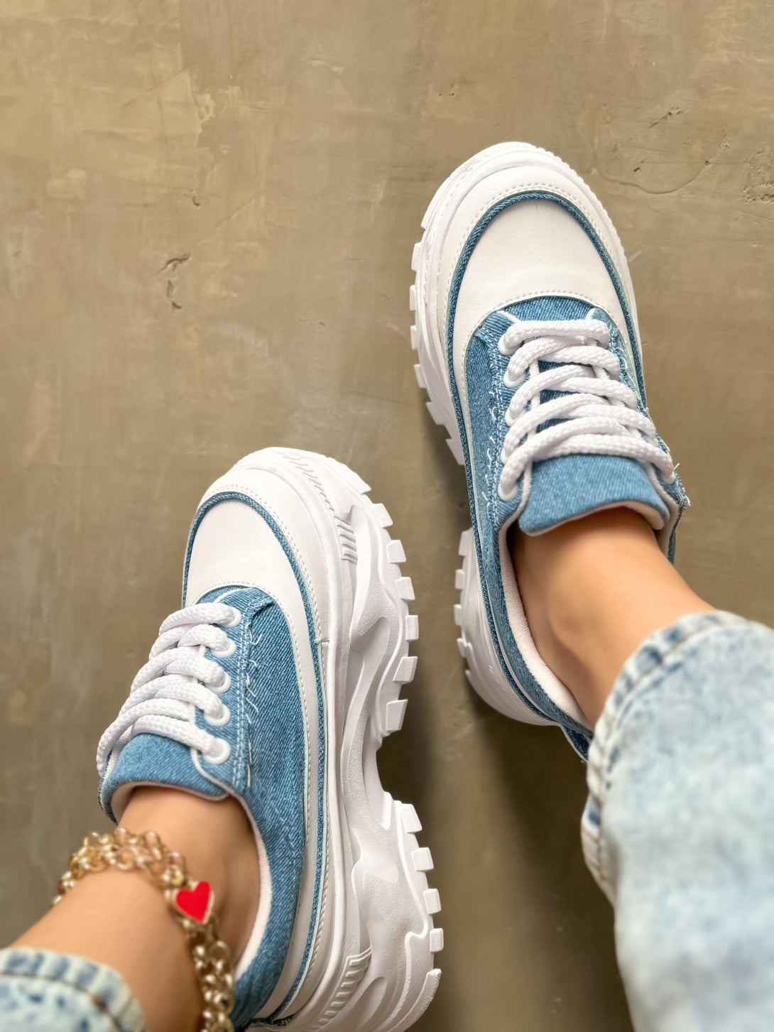 Tenis color blanco con combinaciones en denim