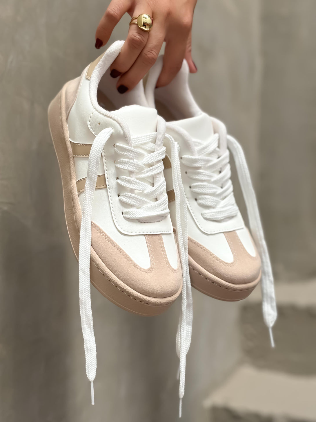 Tenis color blanco con detalles en nude