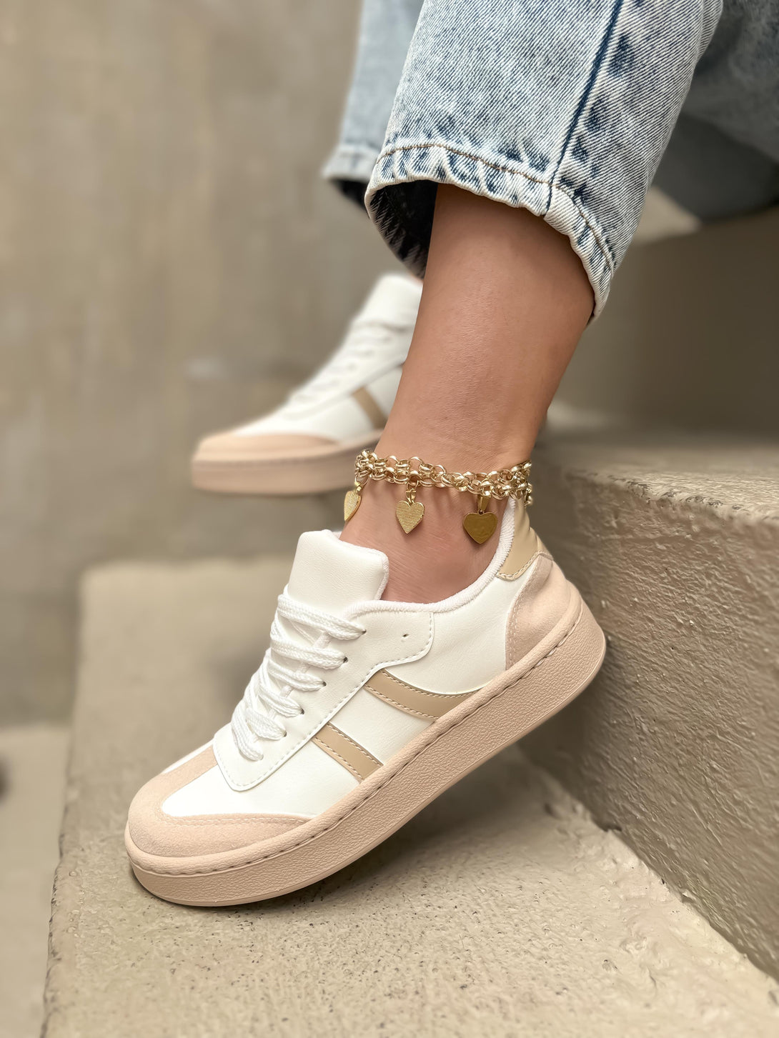 Tenis color blanco con detalles en nude