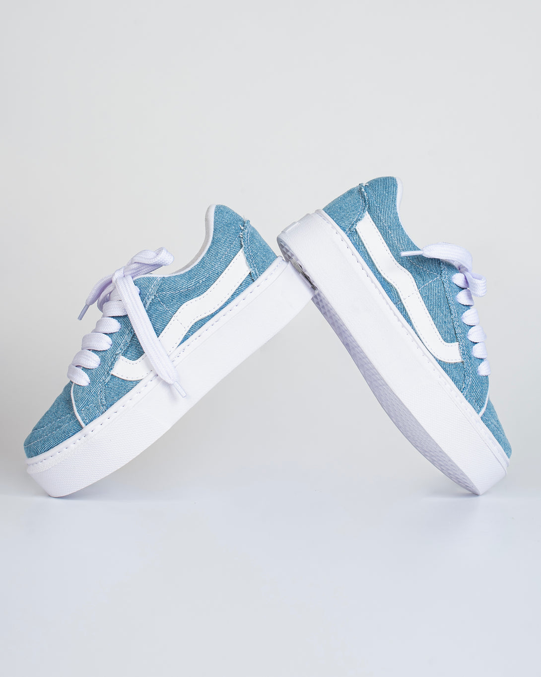 Los tenis Vans son la elección perfecta para quienes buscan un estilo icónico y versatilidad. Disponibles en cuatro colores—beige, jeans, negro y rosado—cada par combina fácilmente con cualquier atuendo. Su diseño clásico y cómodo los hace ideales para el día a día, mientras que su suela de goma garantiza tracción y durabilidad. ¡Exprésate con Vans y encuentra el color que se adapte a tu personalidad!