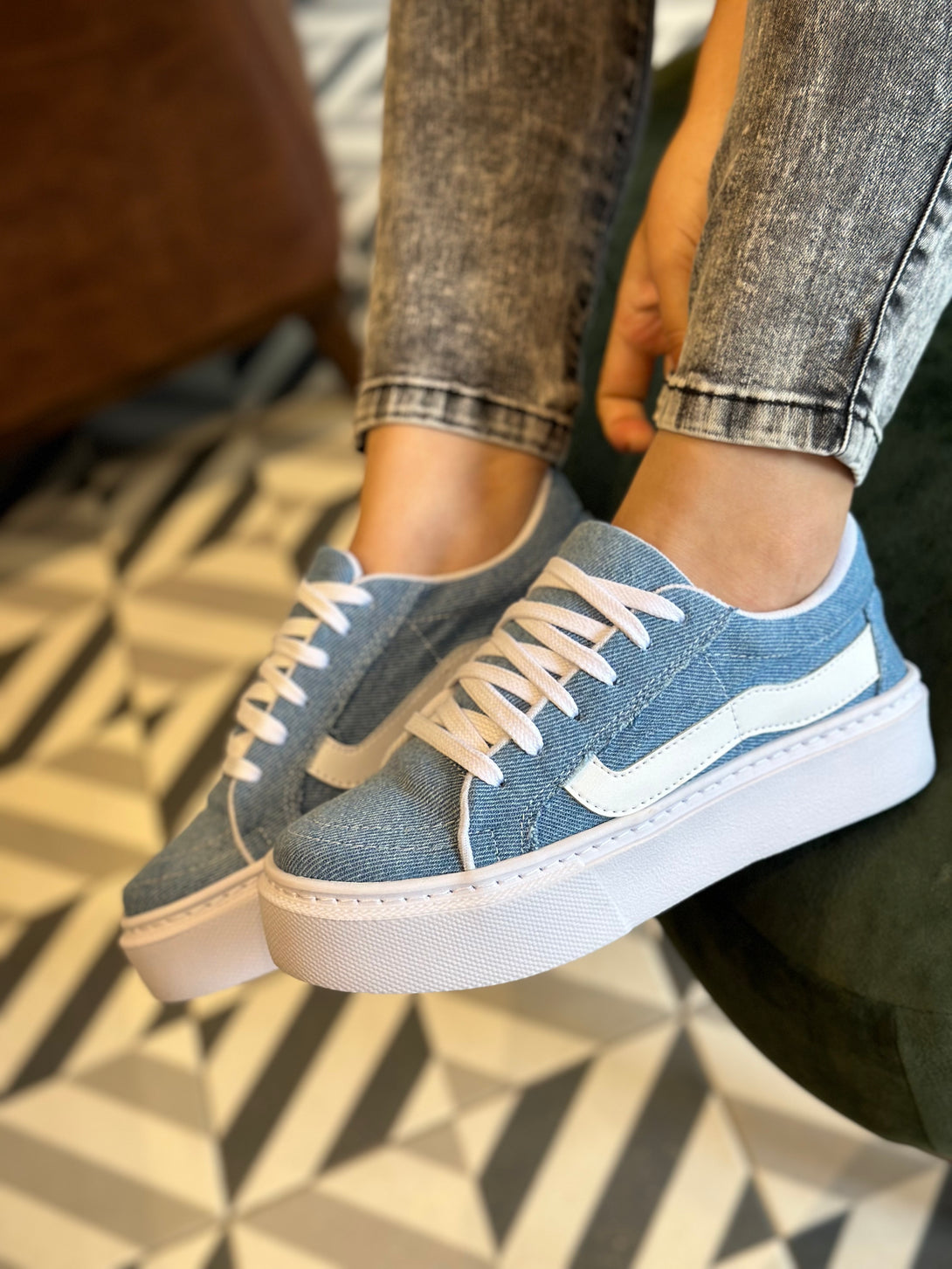 Tenis de dama tipo Vans en jeans azul claro