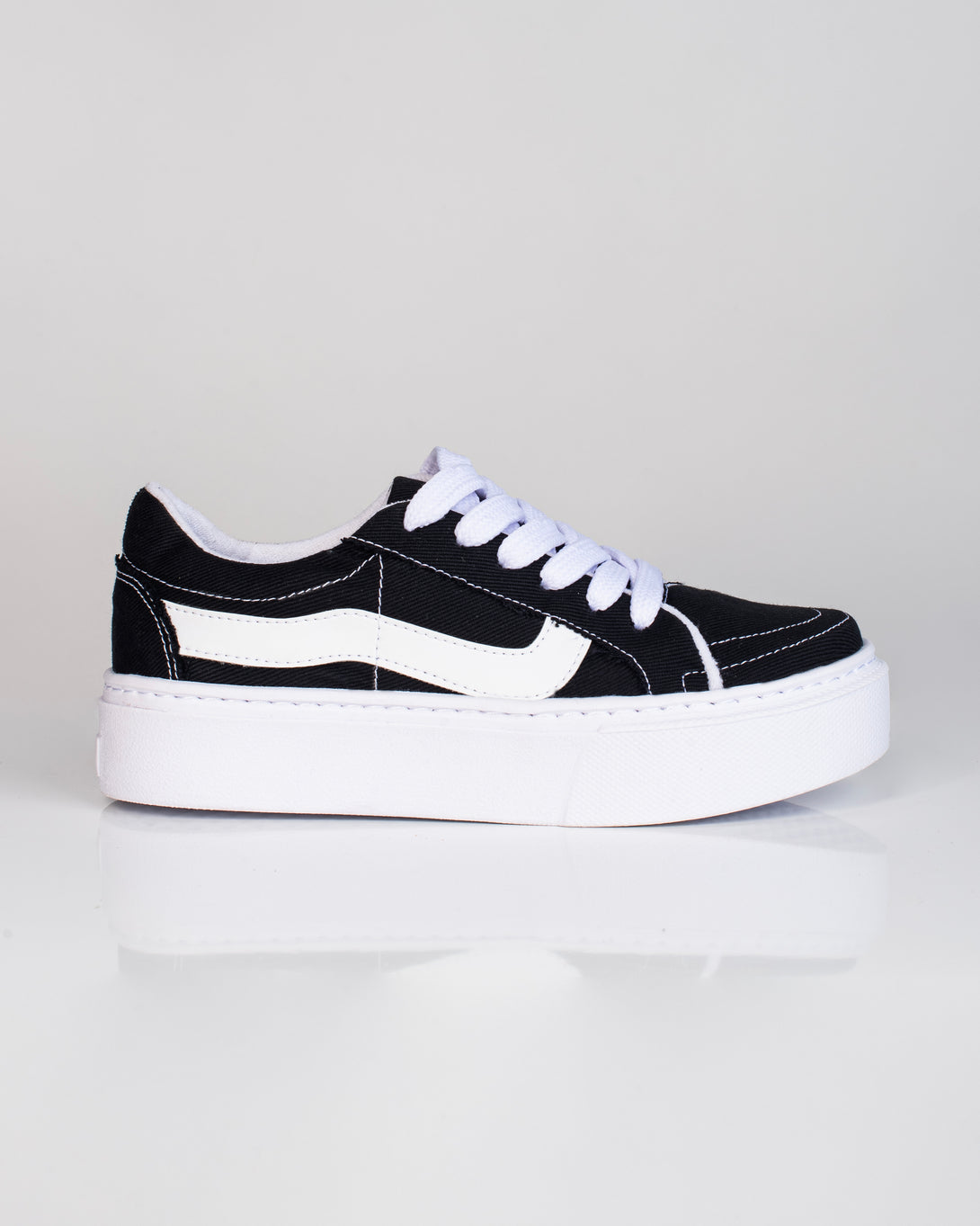 Tenis de dama tipo Vans en jeans negro