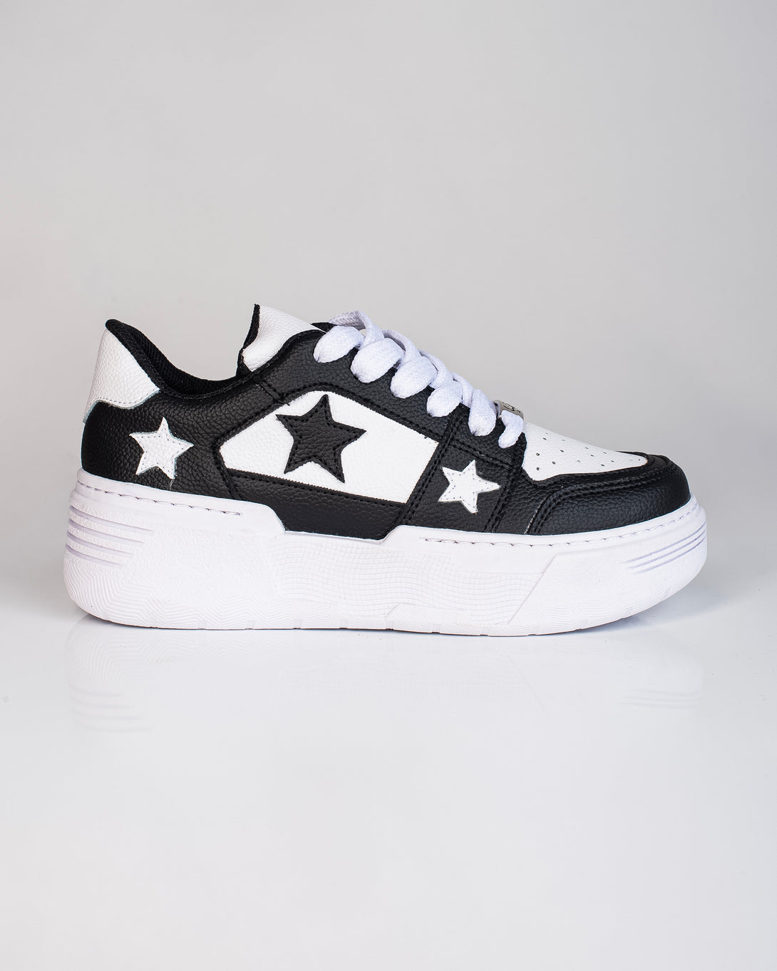 Tenis de Dama con estrellas en color blanco y negro 