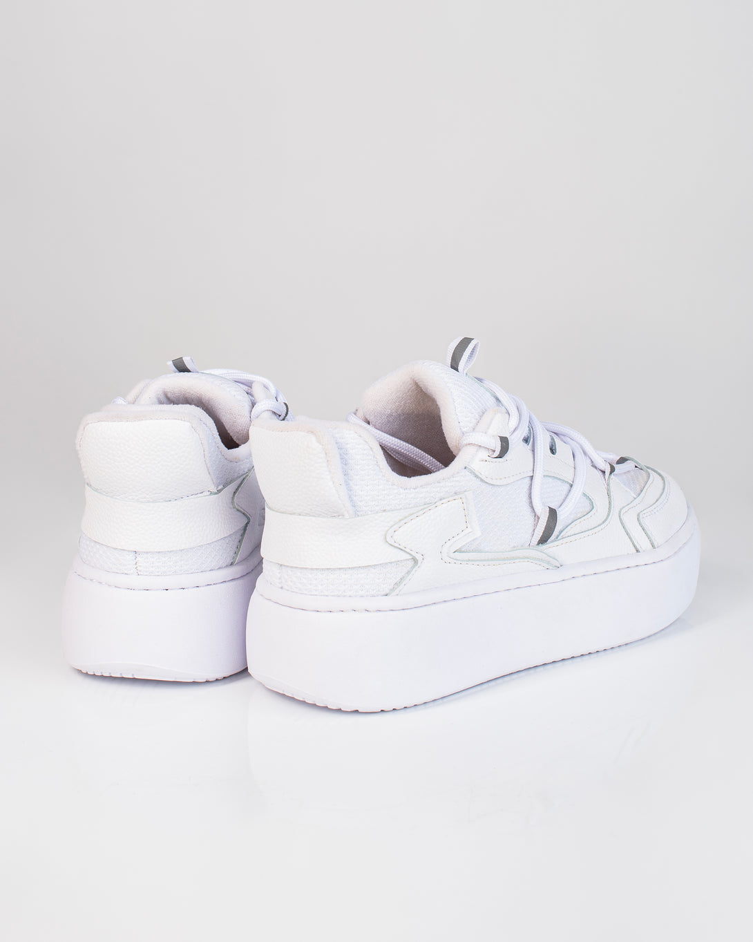 Tenis Cosido Deportivo de Dama color blanco 
